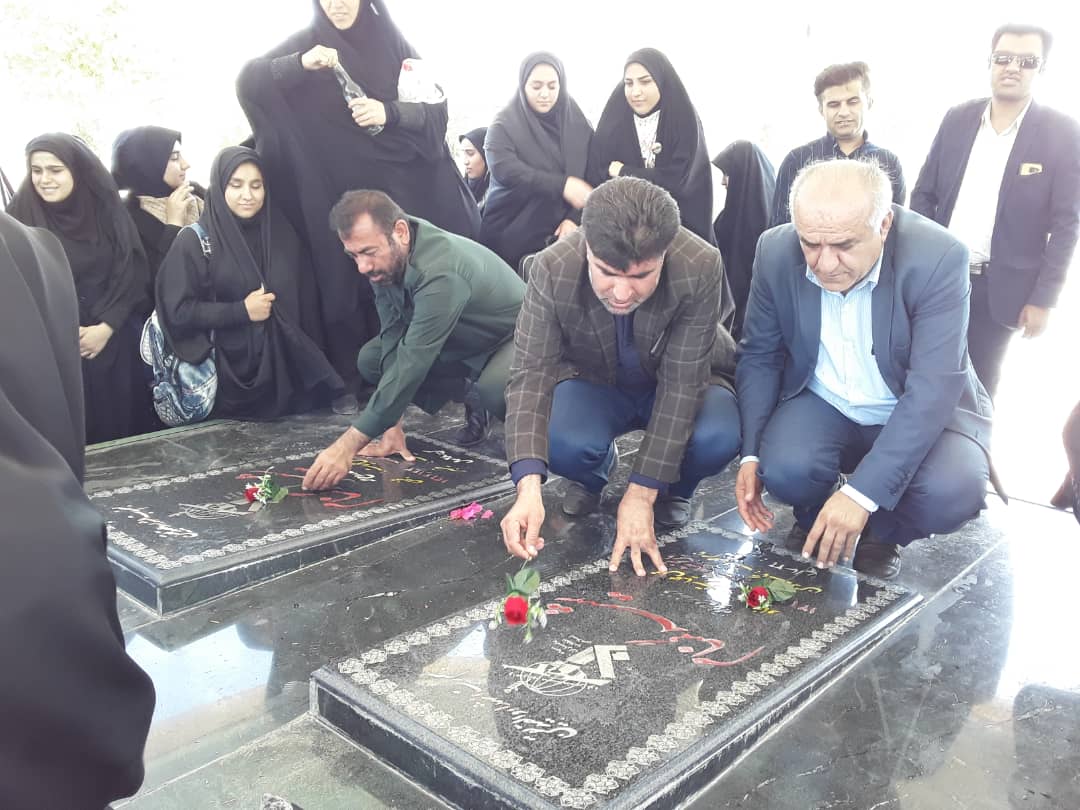 تجدید میثاق دانش آموزان مدرسه معارف اسلامی شهرستان بهمئی با شهدای گمنام