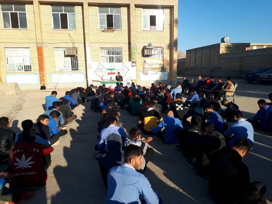همایش هفته بسیج در مدرسه امیر کبیر شهر لیکک برگزار گردید + عکس
