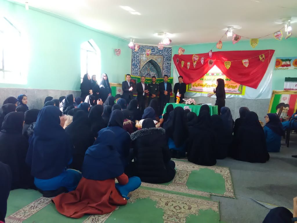 جشن دهه فجر در مدارس معارف و بنت الهدای شهرستان بهمئی برگزار شد + عکس