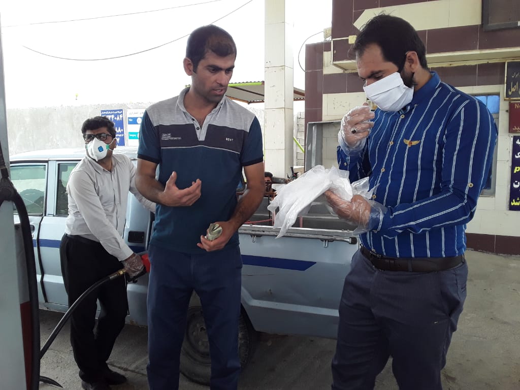 توزیع ۱۰۰۰جفت دستکش یکبار مصرف به همت طرح شهید بهنام محمدی بسیج دانش آموزی شهرستان بهمئی