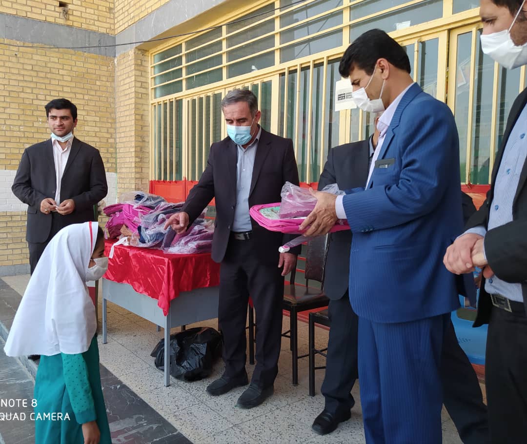 کمک خیر نیکوکار هم استانی به دانش  آموزان شهرستان بهمئی 