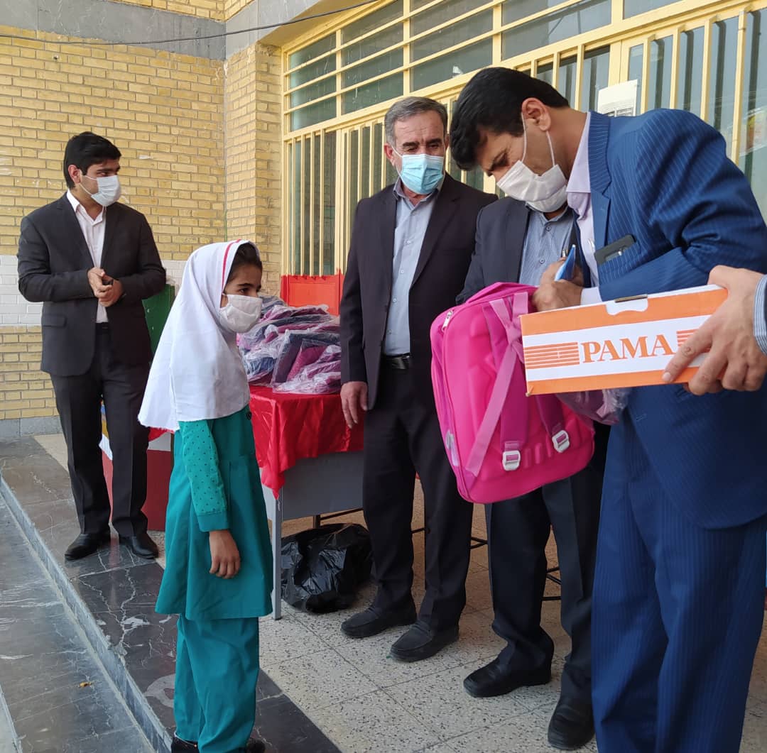 کمک خیر نیکوکار هم استانی به دانش  آموزان شهرستان بهمئی 