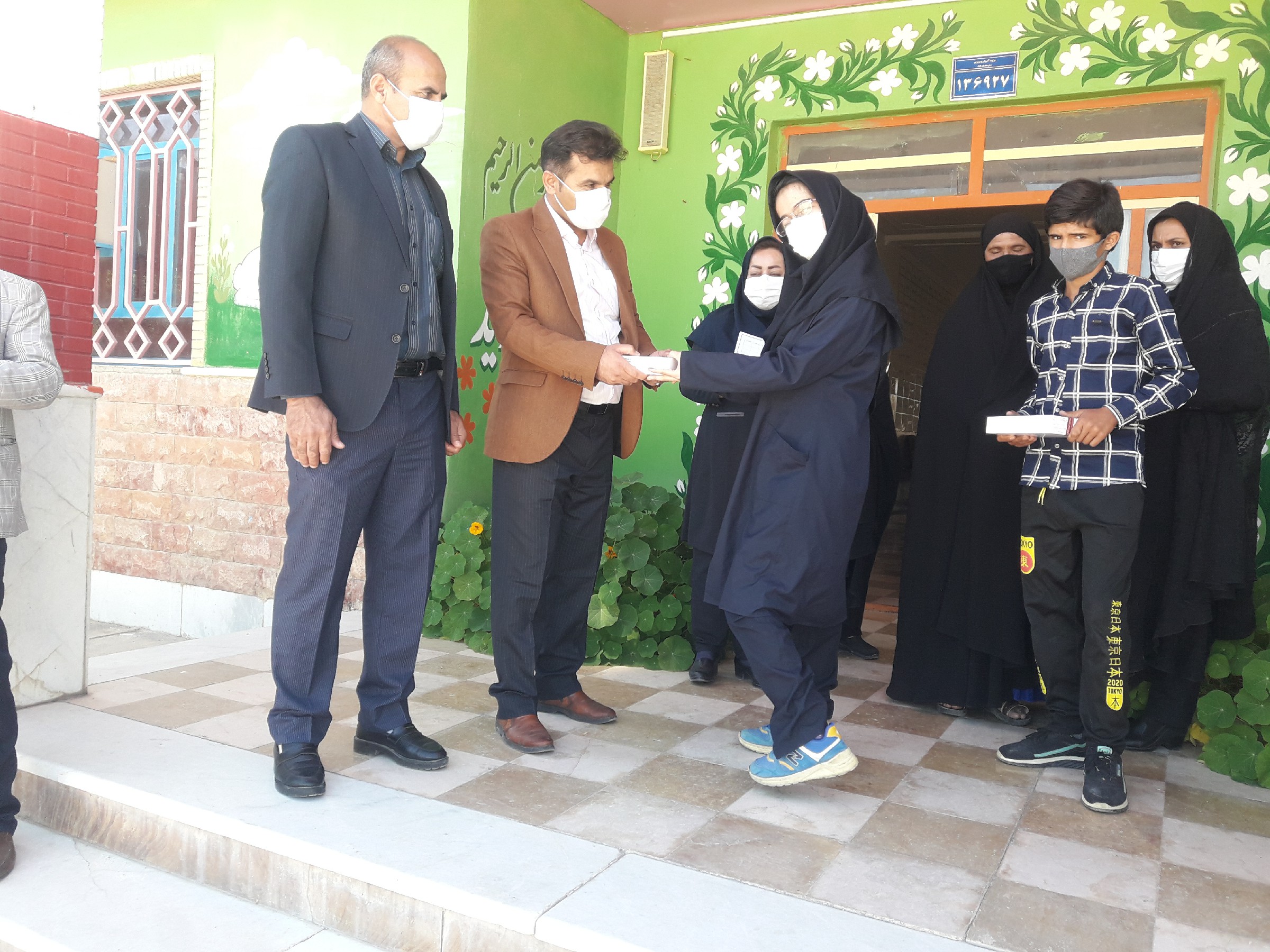 اهدای چند دستگاه تبلت به دانش آموزان مرکز آموزشی لادن شهرستان بهمئی + عکس