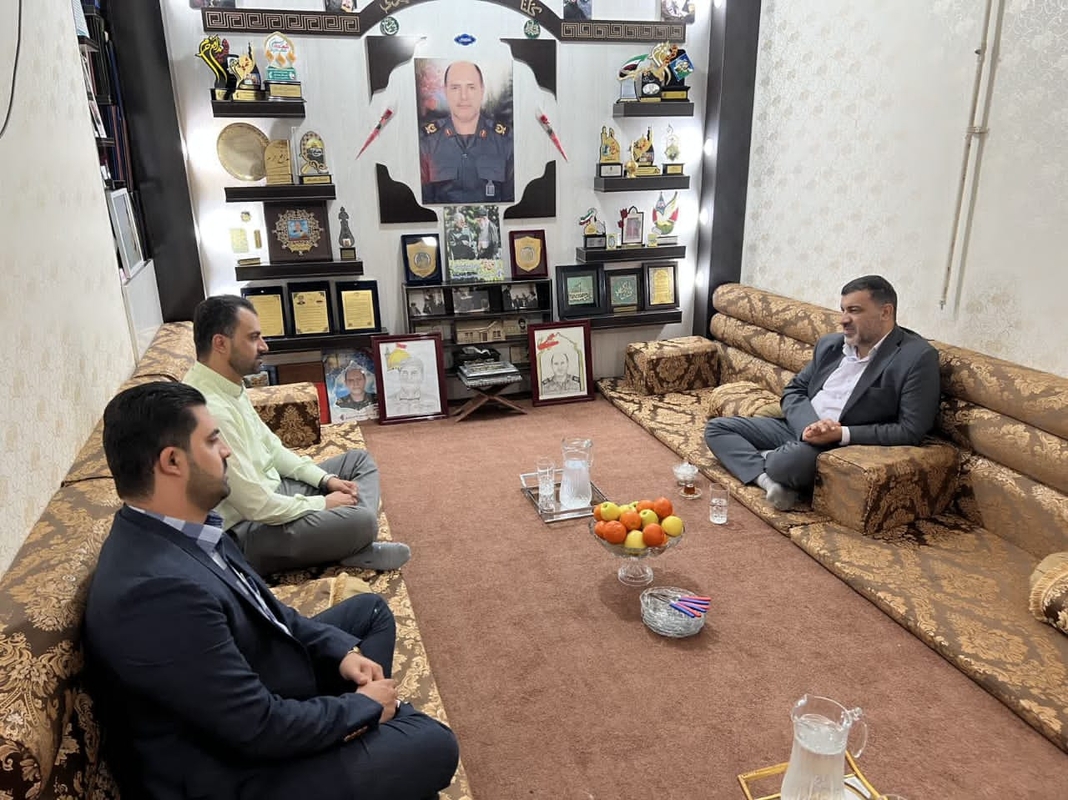 دیدار مدیرعامل شرکت فولاد اکسین خوزستان با خانواده شهید مدافع حرم