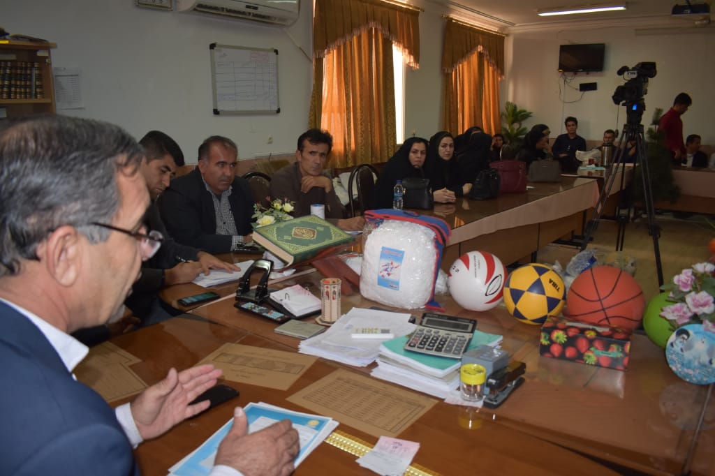 جلسه پروژه مهر همراه با جلسه توزیع تجهیزات ورزشی "مهر با نشاط" در دفتر مدیریت آموزش و پرورش شهرستان بهمئی برگزار گردید + عکس