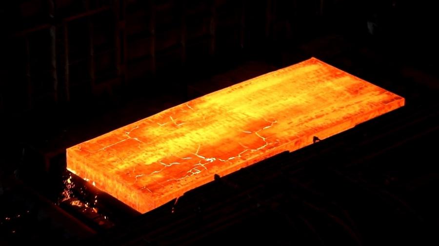 بزرگترین و مقاوم‌ترین ورق فولادی ایران در فولاد اکسین تولید شد/ نورد اولین اسلب ۳۰۰ میلیمتر ایرانی در فولاد اکسین با موفقیت انجام شد